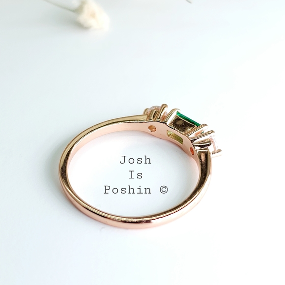Three stone emerald ring in rose gold over sterling silver - Picture 9 of 11